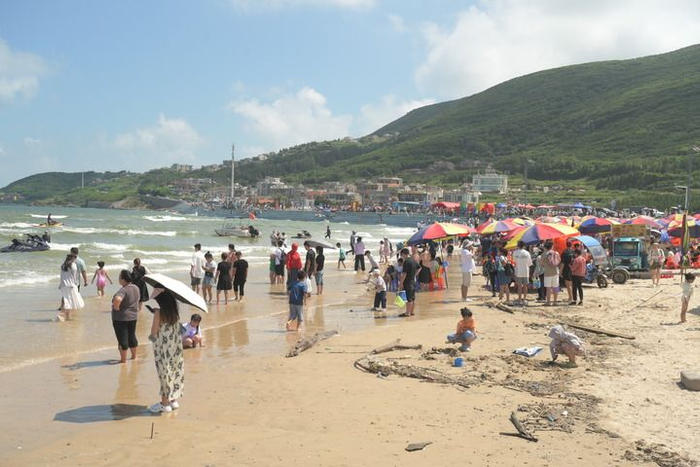 游客在平潭长江澳沙滩游玩（2023年9月30日）。新华社记者林善传摄 