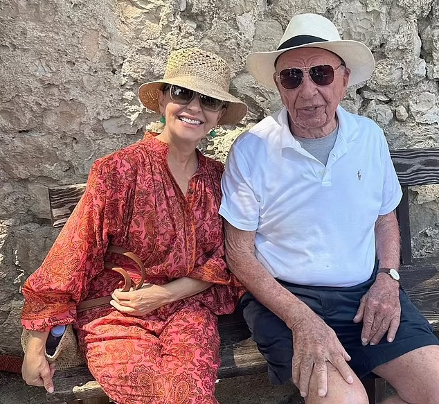  ·去年夏天，茹科娃（左）与默多克在地中海度假。