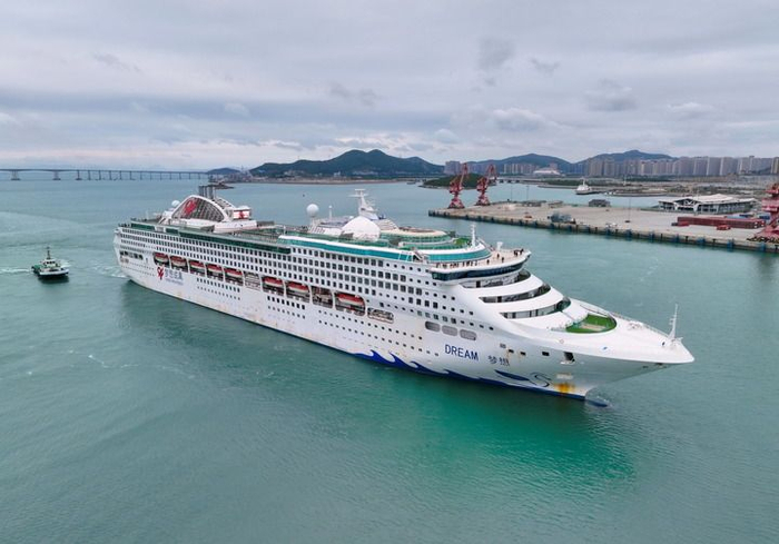 3月6日，“梦想”号国际邮轮从福建平潭国际邮轮中心码头驶出。新华社记者林善传摄