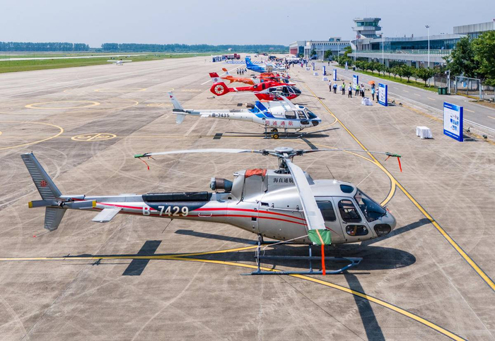 武汉经开区汉南通用机场，飞行器静态展示。（湖北日报全媒记者 柯皓 通讯员 李岿 摄）