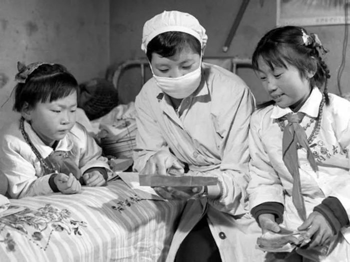 新华社1964年3月31日发，龙梅（右）、玉荣（左）在医院里。新华社记者 赵连升 摄