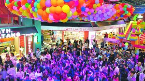 　　“五一”假期，嗨乐街区游客如织。 嗨乐街区/供图