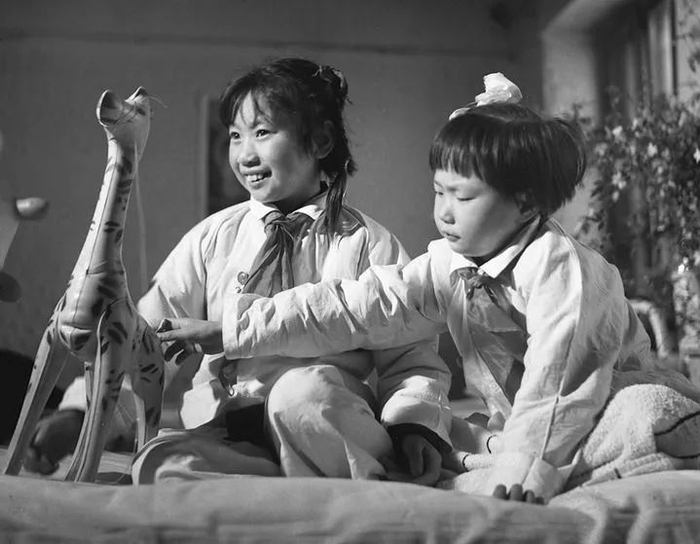 龙梅和玉荣在医院病房里愉快地玩耍（新华社1964年5月14日发）。新华社记者赵连升摄