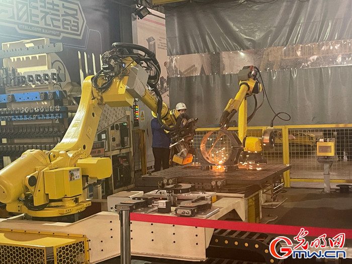 　　“小萌”机器人正在工作。杨亚楠摄