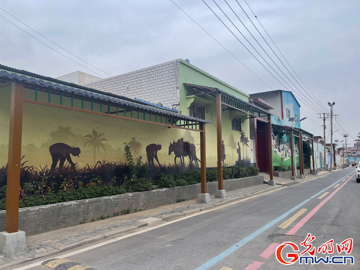 　大召营村村民外墙的彩绘。杨亚楠摄