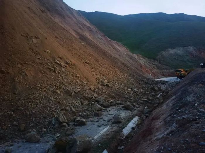 山体滑坡路段现场。来源：新疆路网微信公众号