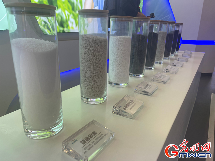 心连心工厂内展出的不同类型的化肥。杨亚楠摄