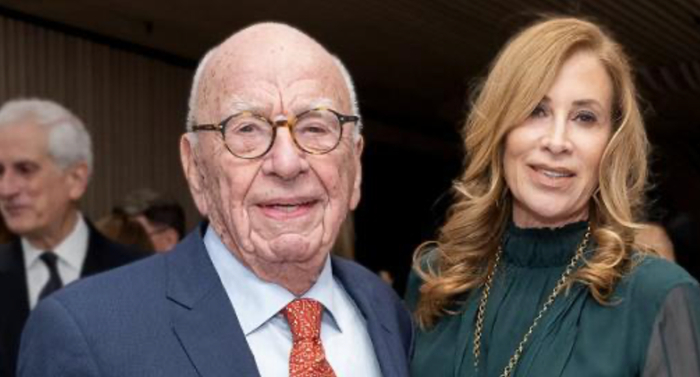  ·默多克与史密斯（右）。