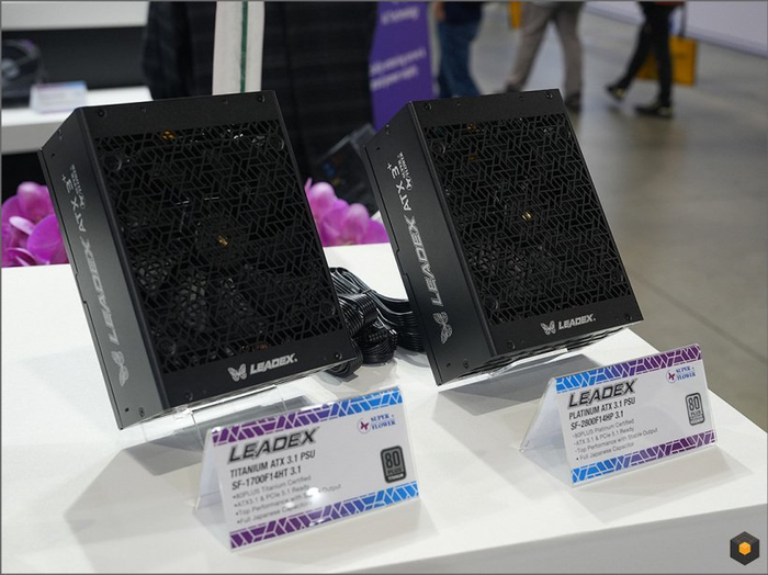 ▲ 左侧为 LEADEX Titanium 1700W，右侧即IT之家此前报道过的 2800W 电源图源 Quasar Zone