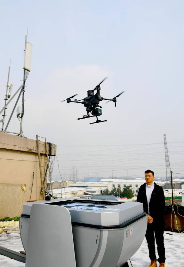 无人机保障小分队工作人员监测无人机自主起飞巡航。（湖北日报全媒记者 魏铼 通讯员 范义虎 汤志坚 摄）