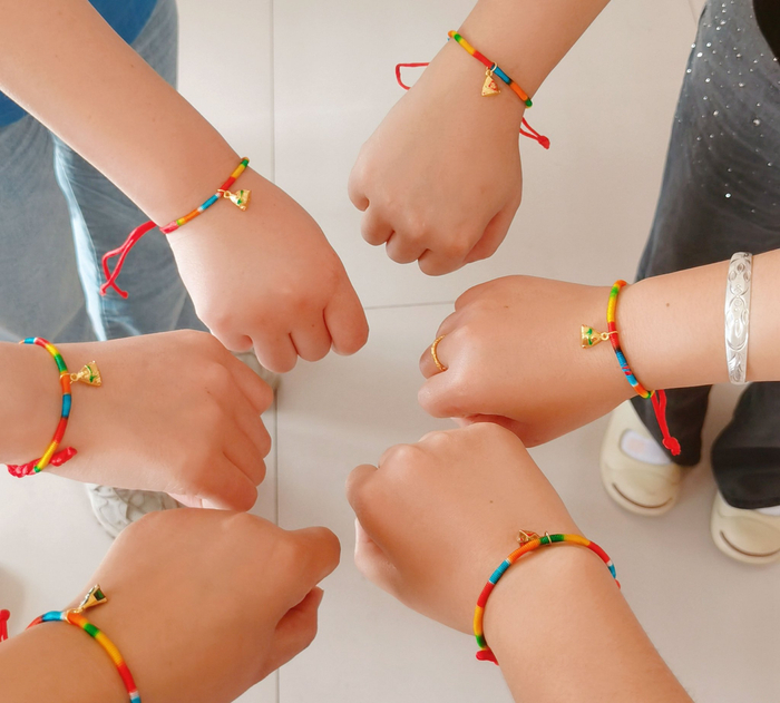 手工编织五彩绳结。