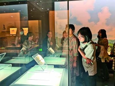 观众在辽宁省博物馆内参观。光明日报记者 王笑妃摄/光明图片