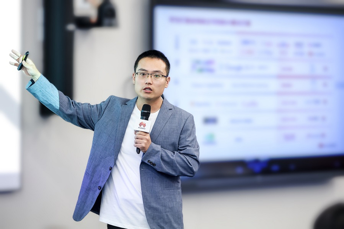 华为云人工智能解决方案架构总监介绍,华为盘古大模型基于全栈自主