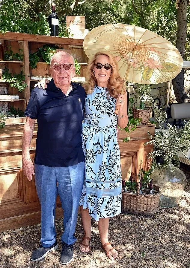  ·默多克与第四任妻子霍尔。