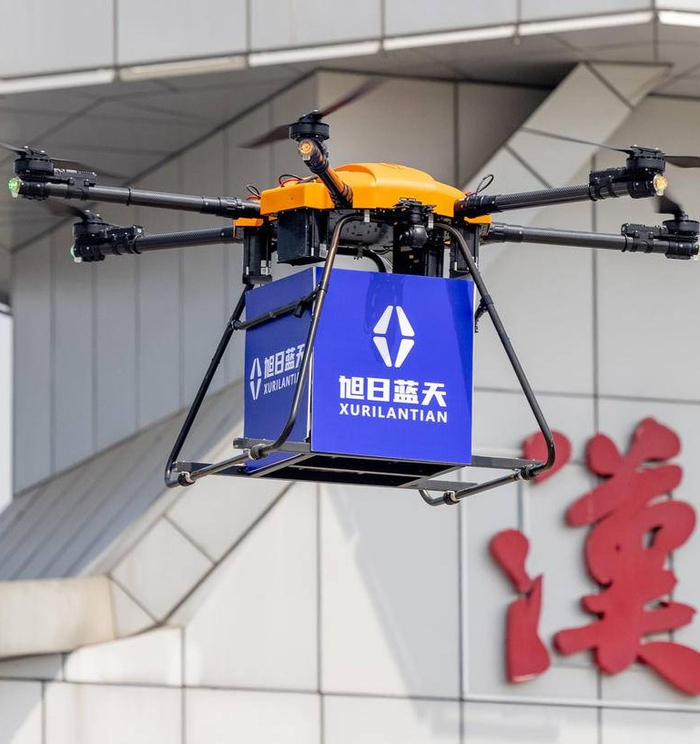 武汉经开区汉南通用机场，旭日蓝天科技有限公司低空物流应用展示——无人机送咖啡。（湖北日报全媒记者 柯皓 通讯员 李岿 摄）