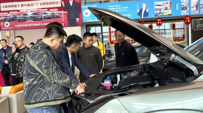 销售人员讲解车辆功能