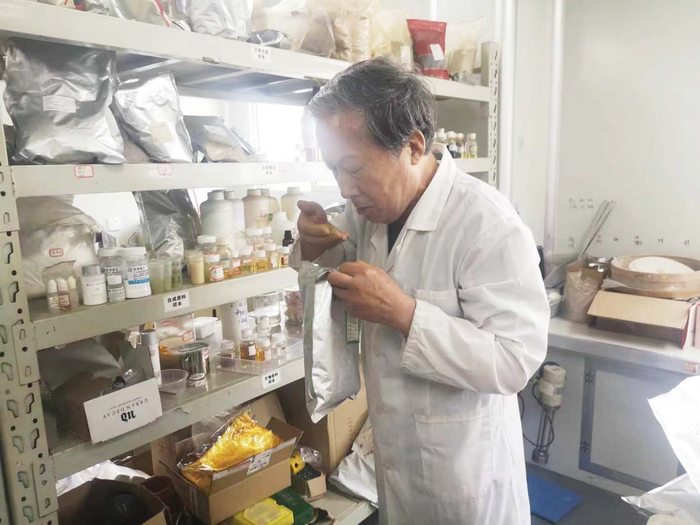 穆鸿骏在研发产品。宝亮 摄