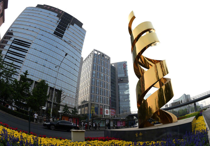 位于中关村大街、题为《生命》的雕塑（2018年5月14日摄）。新华社记者 罗晓光 摄  