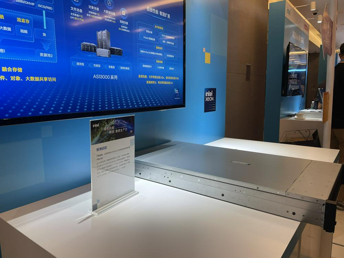 （浪潮信息元脑服务器 财联社记者摄于发布会期间）