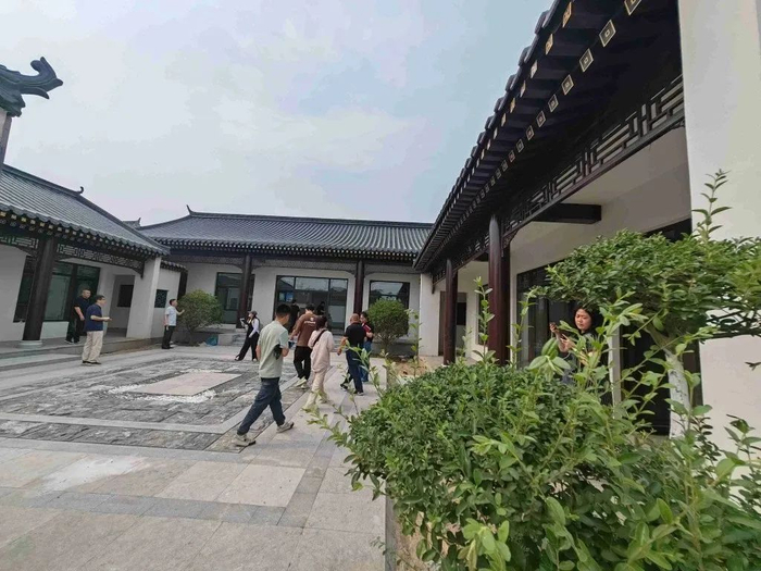 6月5日，在香河水岸香谭田园综合体民宿院落内，前来考察的人络绎不绝。记者 闫玮 摄