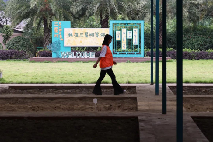 ▲6月5日，在四川广汉市三星村考古探索基地，来自德阳科贸学院的大二学生李青扬在这里兼职做孩子的考古老师。