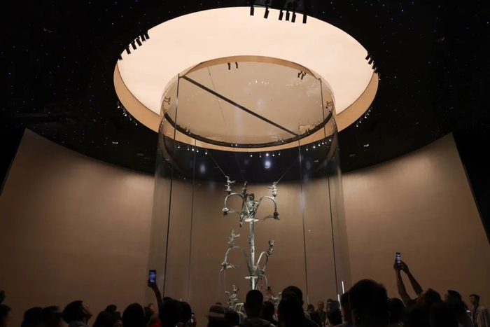 ▲5月31日，在三星堆博物馆二层，游客们围观高396厘米的一号青铜神树。