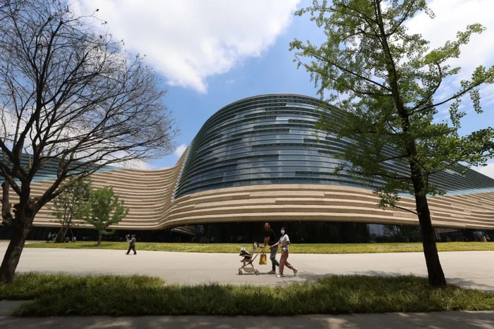 ▲6月4日，游客们走过三星堆博物馆（新馆）。该馆于2023年7月正式开放，今年以来日均参观量达1.5万人次。