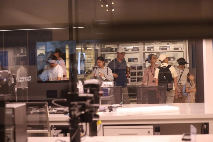 ▲6月3日，在三星堆文物保护和修复中心，游客们通过实物参观了解文物发掘的工作过程。