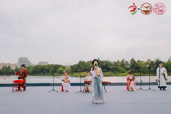 的乐手们身着宋制汉服,以大鼓,古筝,琵琶,笛子,二胡组成丝竹小乐队