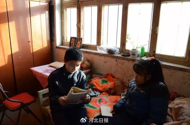 给妈妈读书。2014年拍摄