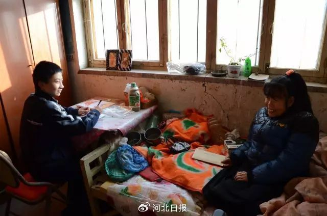 守着妈妈学习是众望最幸福的时刻。2014年拍摄