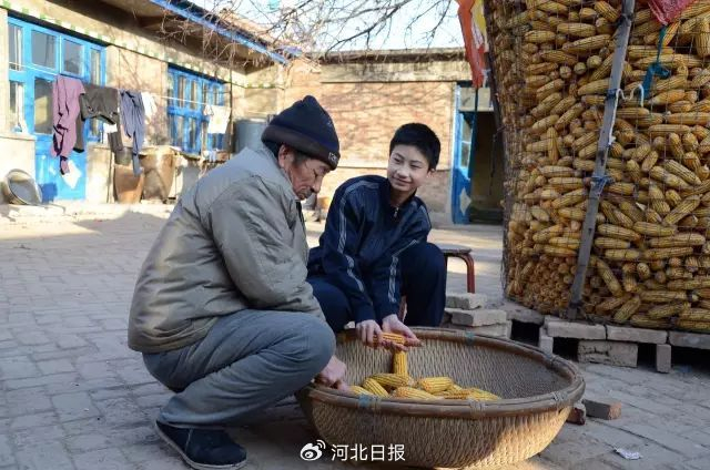 帮姥爷做家务也是众望很快乐的一件事。2014年拍摄