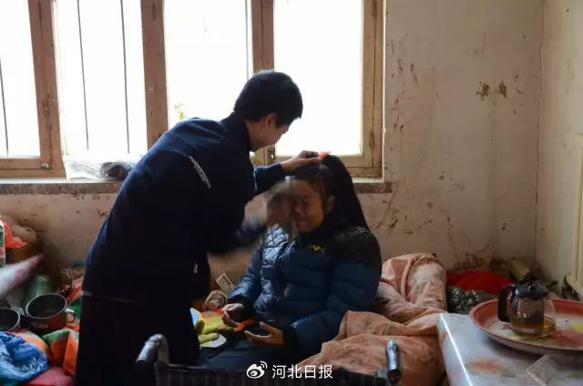 给妈妈擦脸时，妈妈的幸福溢于言表。2014年拍摄