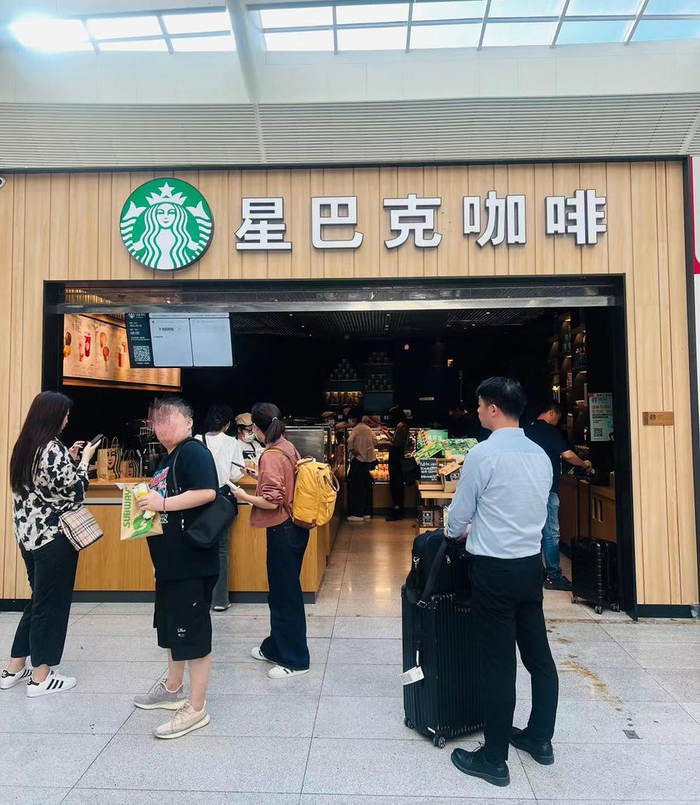 消费者在星巴克门口点餐。