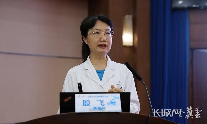 河北医科大学第四医院东院消化内科病区主任殷飞进行科普讲座。长城网·冀云客户端记者 靳晓丹 摄