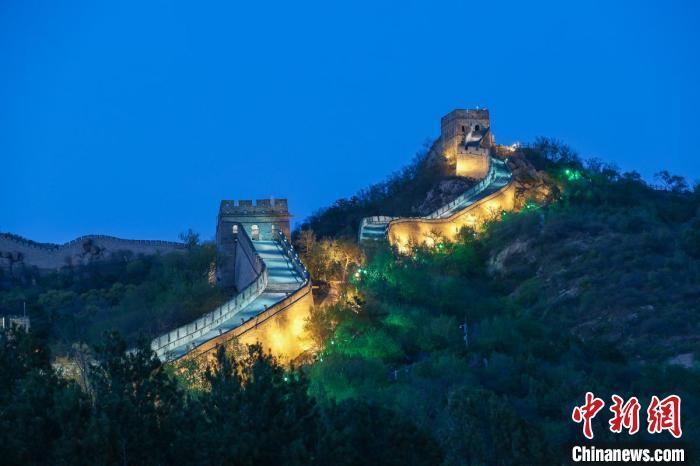   资料图：图为北京八达岭夜长城。　中新社记者 贾天勇 摄