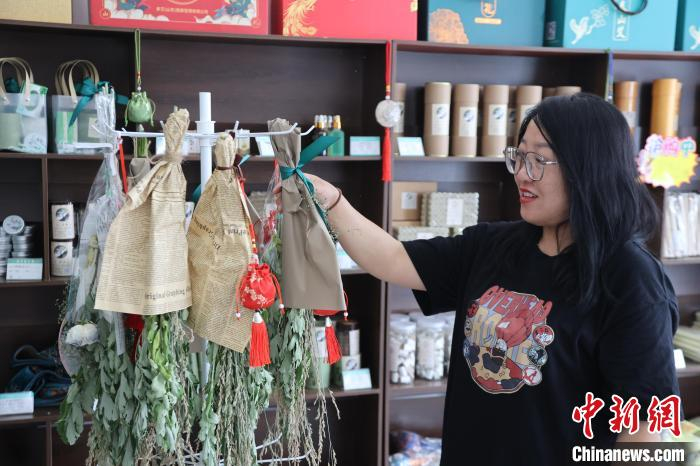 6月6日，山东省泰安市泰山区亓家滩村的一家艾草加工企业制作的艾草产品。隋翔 摄