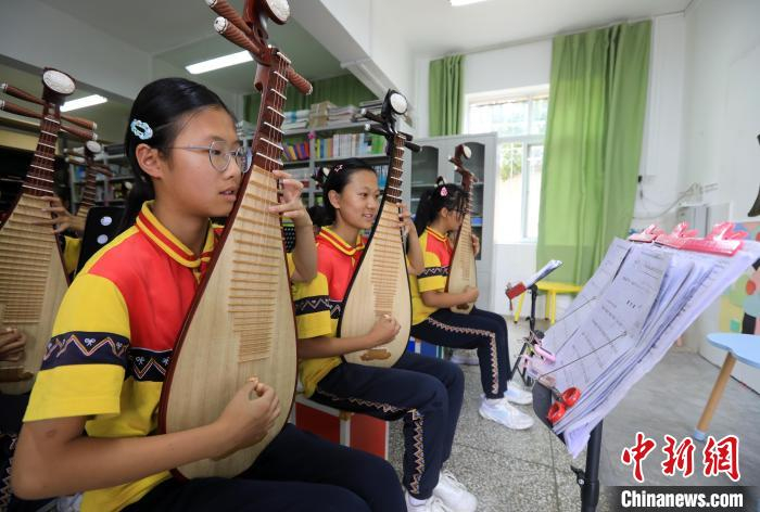 少年宫开设了民歌、民舞、扬琴、竹笛、二胡、三弦、葫芦丝、彝绣等艺术课程，图为学生练习琵琶。　王磊 摄