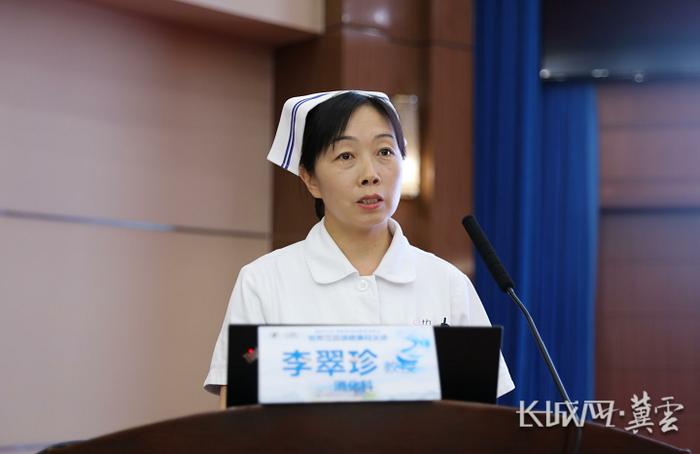 河北医科大学第四医院东院消化内科病区护士长李翠珍进行科普讲座。长城网·冀云客户端记者 靳晓丹 摄