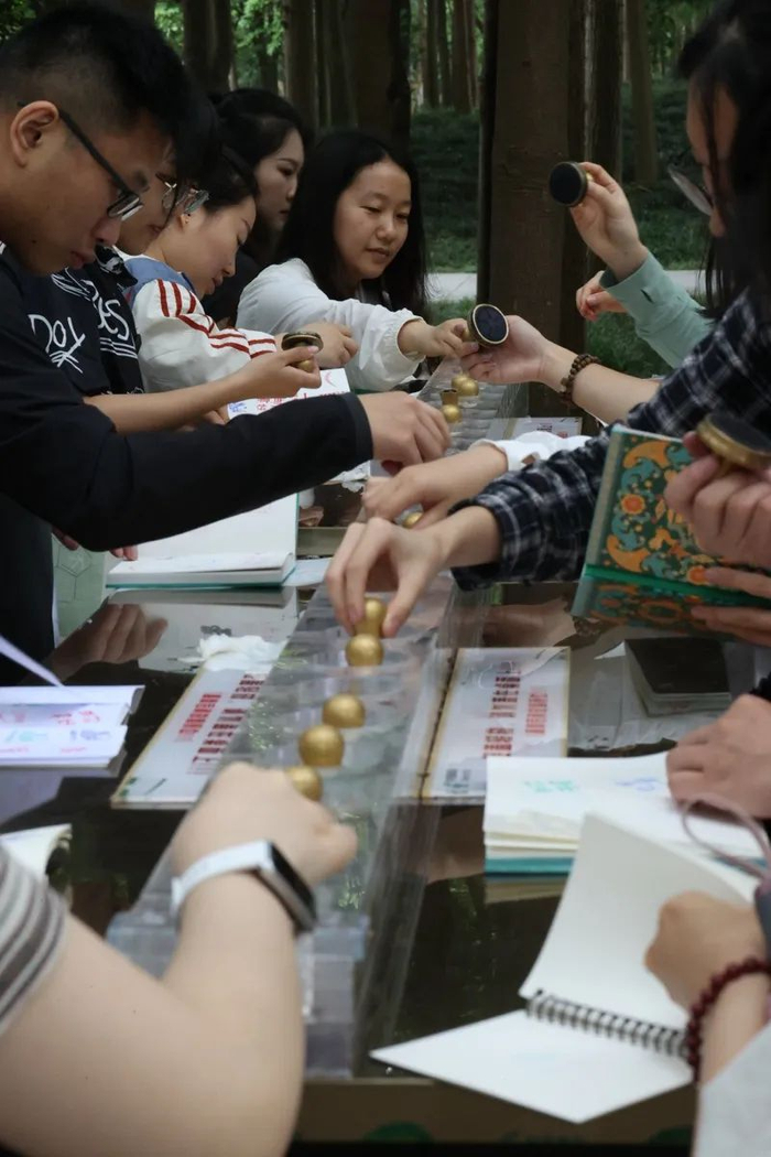 ▲6月3日，游客们在三星堆主题邮局外排队集章。