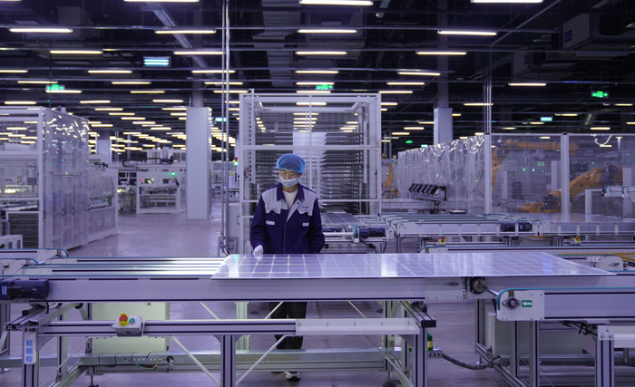 包头晶澳太阳能科技有限公司生产车间，工人在忙碌。草原云·内蒙古新闻网记者 王鹏 摄