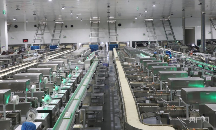 一车车小麦经过一系列流程被制成了新鲜的挂面（央广网记者  徐秋韵摄）