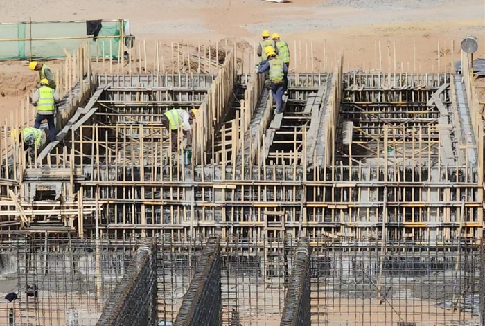 内蒙古能源集团杭锦风光火储热生态治理项目升压站建设现场一片繁忙。