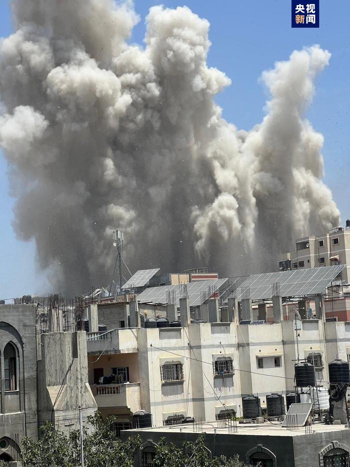 　　△当地时间8日，以军空袭加沙中部努赛赖特地区