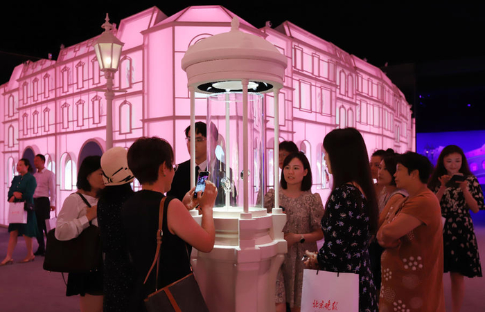 观众在梵克雅宝“时间的诗篇”限时体验空间参观。（图片由CNSPHOTO提供）