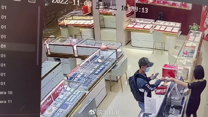 这是涉案人员刷卡买黄金时的监控截图。（广州市公安局供图）