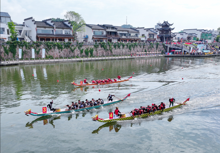 8日，在安徽省黄山市屯溪区，参赛龙舟队在龙舟赛中。施亚磊摄（新华社发）