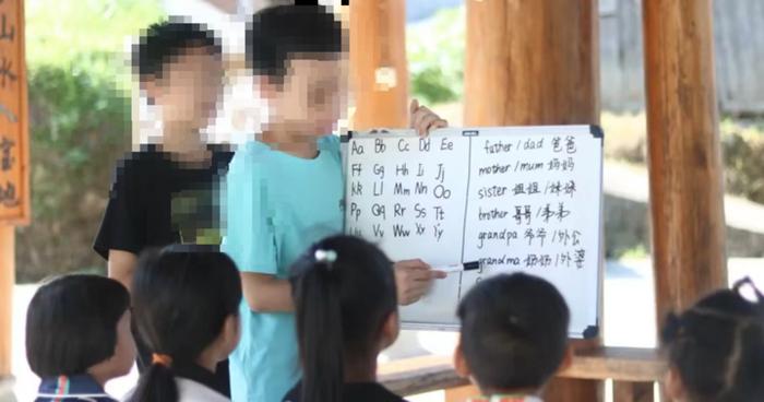 支教研学团小志愿者在给大凉山孩子教英语。图源：某机构研学居品截图