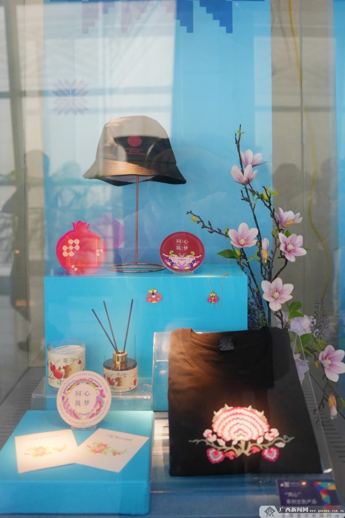 现场展示的系列文创产品。记者 祝萌 摄