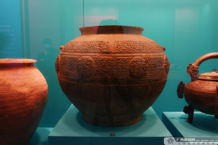 战国蟠螭（chī）纹青铜罍（léi）。记者 祝萌 摄